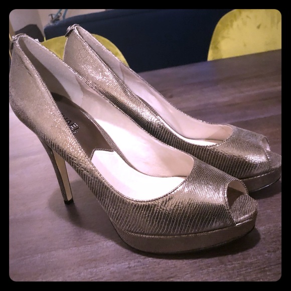 NIB Michael Kors platinum platform peep toe pumps - Picture 2 of 8